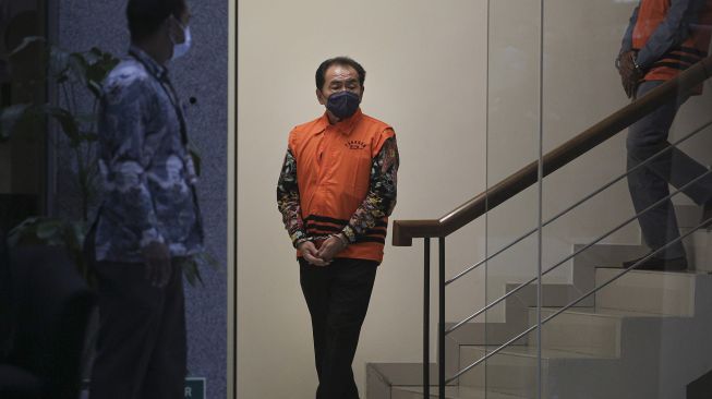 Bupati Banjarnegara Budhi Sarwono mengenakan rompi tahanan usai menjalani pemeriksaan di gedung KPK, Jakarta, Jumat (3/9/2021). ANTARA FOTO/Dhemas Reviyanto