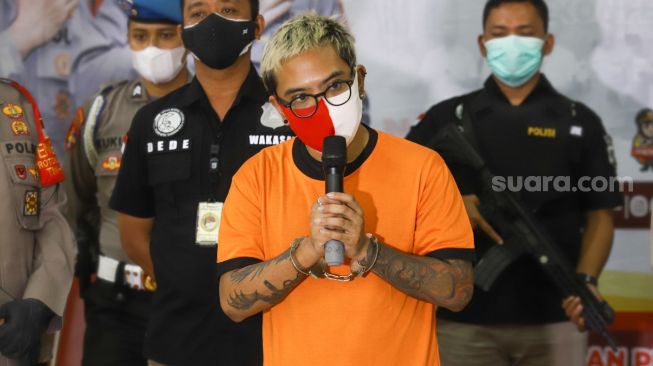 Komika Coki Pardede menyampaikan permintaan maaf kepada publik dihadapan awak media saat rilis kasus narkoba yang menjeratnya di Polres Metro Tangerang Kota, Sabtu (4/9/2021). [Suara.com/Alfian Winanto]