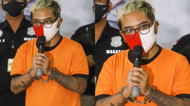 Komika Coki Pardede dibawa kembali pihak kepolisian usai rilis kasus narkoba yang menjeratnya di Polres Metro Tangerang Kota, Sabtu (4/9/2021). [Suara.com/Alfian Winanto]