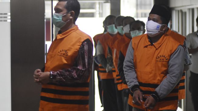 Sejumlah Aparatur Sipil Negara (ASN) Pemkab Probolinggo berjalan menuju ruang konferensi pers penahanan tersangka di Gedung Merah Putih KPK, Jakarta, Sabtu (4/9/2021). [ANTARA FOTO/Indrianto Eko Suwarso]