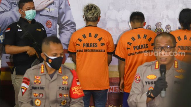 Komika Coki Pardede dihadirkan saat rilis kasus narkoba yang menjeratnya di Polres Metro Tangerang Kota, Sabtu (4/9/2021). [Suara.com/Alfian Winanto]