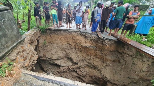 Jembatan Penghubung Desa Ulapato, Kabupaten Gorontalo, Ambrol