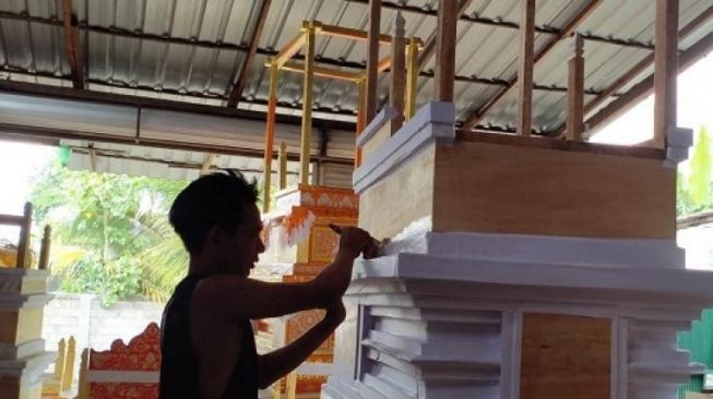 Upacara Ngaben Dibatasi, Pengrajin Bade Ikut Terdampak
