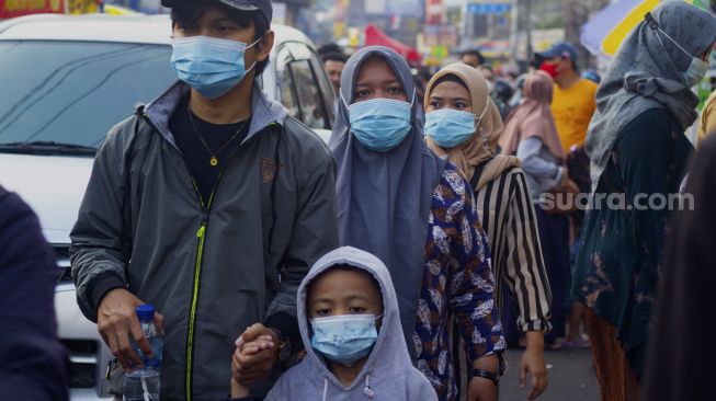 Sejumlah warga memadati kawasan wisata kuliner Pasar Lama Tangerang, Banten, Minggu (5/9/2021). [Suara.com/Hilal Rauda Fiqry]