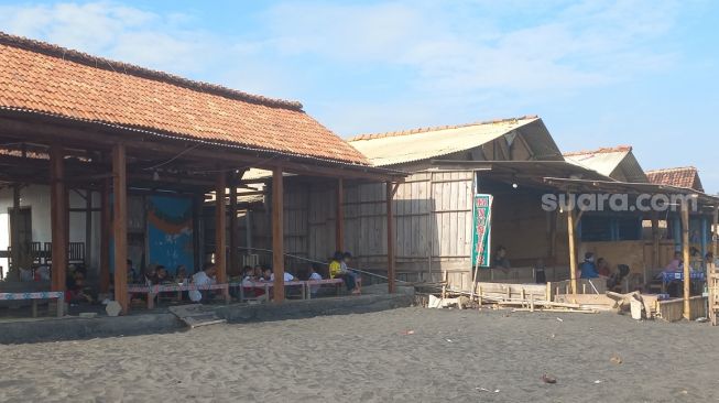 Pelaku Wisata di Pantai Selatan Keluhkan Penurunan Jumlah Pembeli Gara-Gara Akses Disekat