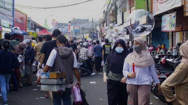 Sejumlah warga memadati kawasan wisata kuliner Pasar Lama Tangerang, Banten, Minggu (5/9/2021). [Suara.com/Hilal Rauda Fiqry]