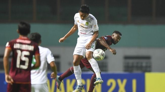 Pesepak bola Borneo FC Guy Junior (kanan) berebut bola dengan pesepak bola Persebaya Surabaya Rizky Ridho Ramadhani (kedua kanan) dalam lanjutan Liga 1 2021-2022 di Stadion Wibawa Mukti, Cikarang, Jawa Barat, Sabtu (4/9/2021). [ANTARA FOTO/M Risyal Hidayat]