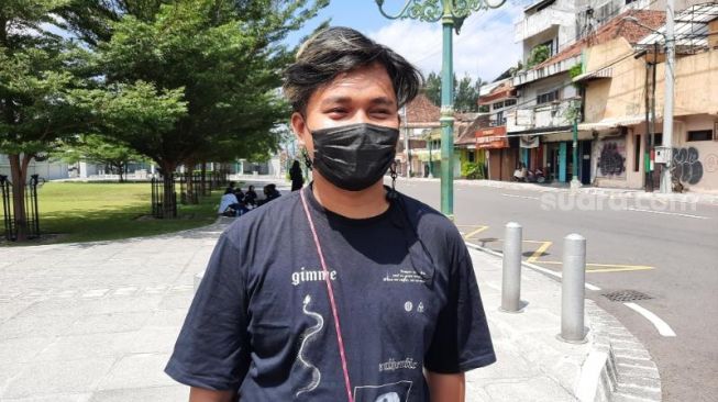 Habib Fatkhurrahim, fotografer asal Jogja dan juga Koordinator Paguyuban Pokoke Blangkon, memberi keterangan pada wartawan ditemui di depan Kantor Gubernur DIY, Minggu (5/9/2021). - (SuaraJogja.id/Muhammad Ilham Baktora)