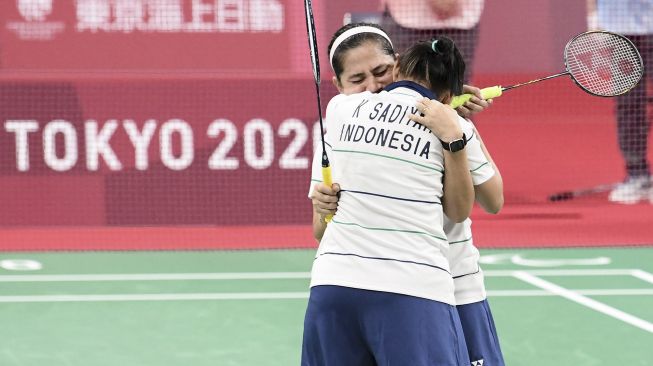 Pebulutangkis ganda putri Indonesia Oktila Leani Ratri (kiri) dan Sadiyah Khalimatus melakukan selebrasi usai menang melawan wakil China Cheng He Fang-Ma Huihui pada final pertandingan bulutangkis nomor ganda putri kategori SL3-SU5 Paralympic Games Tokyo 2020 di Yoyogi National Stadium, Tokyo, Jepang, Sabtu (4/9/2021). [ANTARA FOTO/HO-NPC Indonesia]