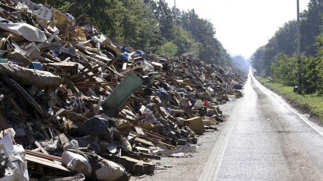 Tumpukan sampah yang ditinggalkan di jalan raya A601 di Juprelle, Liege, Belgia, pada (3/9/2021). [François WALSCHAERTS / AFP] 