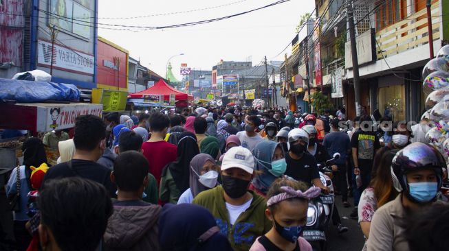 Sejumlah warga memadati kawasan wisata kuliner Pasar Lama Tangerang, Banten, Minggu (5/9/2021). [Suara.com/Hilal Rauda Fiqry]