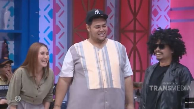 Ayu Ting Ting saat ditagih hutang oleh Wendy Cagur. [YouTube/Brownis]