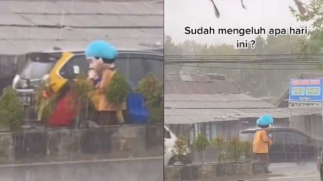 Pilu, Viral Potret Perjuangan Badut Tetap Ngamen Meski Diguyur Hujan