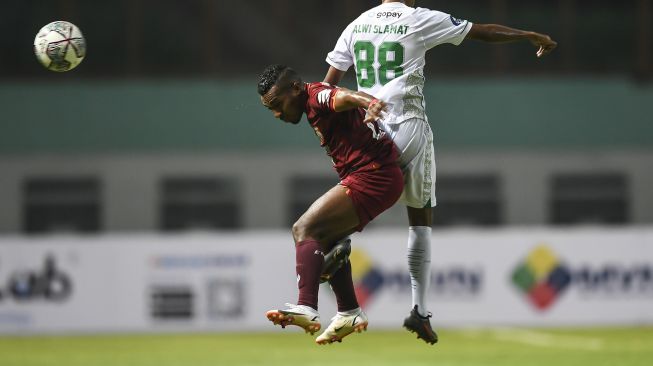 Pesepak bola Borneo FC Terens Owang Priska Puhiri (kiri) berebut bola dengan pesepak bola Persebaya Surabaya Alwi Slamat (kanan) dalam lanjutan Liga 1 2021-2022 di Stadion Wibawa Mukti, Cikarang, Jawa Barat, Sabtu (4/9/2021). [ANTARA FOTO/M Risyal Hidayat]