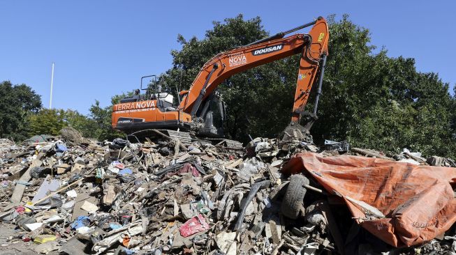 Tumpukan sampah yang ditinggalkan di jalan raya A601 di Juprelle, Liege, Belgia, pada (3/9/2021). [François WALSCHAERTS / AFP] 