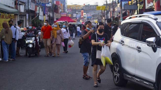 Sejumlah warga memadati kawasan wisata kuliner Pasar Lama Tangerang, Banten, Minggu (5/9/2021). [Suara.com/Hilal Rauda Fiqry]