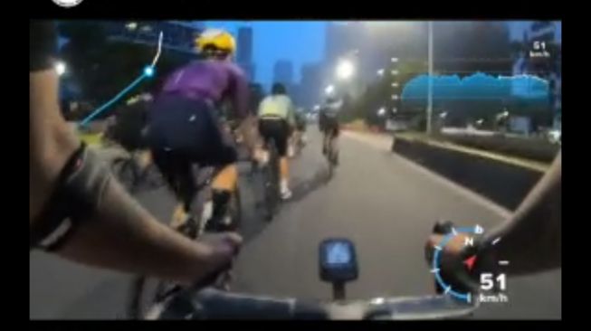 Tangkapan layar--peloton pesepeda balap alias road bike melintas di Jalan Sudirman, Jakarta, viral di media sosial.