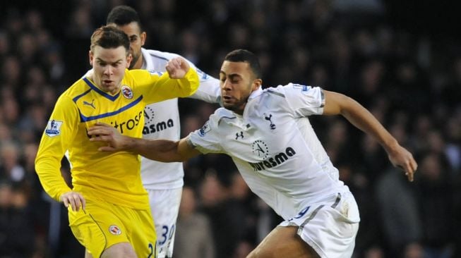 Eks pemain Liverpool Danny Guthrie (kiri) saat memperkuat Reading di Liga Premier musim 2013. [AFP]