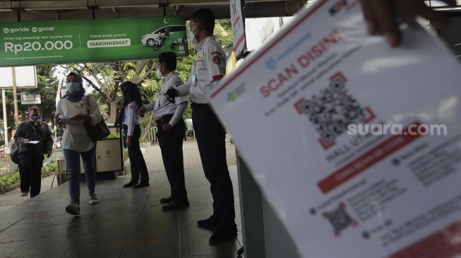 Calon penumpang bersiap melakukan perjalanan menggunakan KAI Commuter Line di Stasiun Manggarai, Jakarta, Senin (6/9/2021). [Suara.com/Angga Budhiyanto]