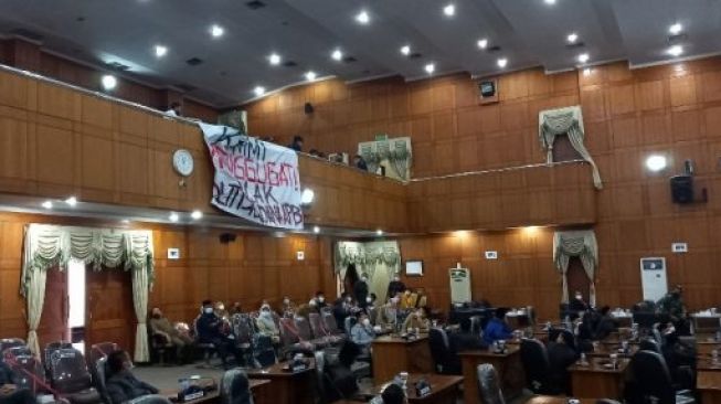 RICUH! KAMMI Cilegon Tolak Politisasi APBD, Bentangkan Spanduk Penolakan Saat Paripurna