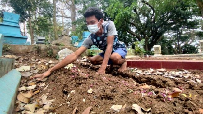 Penggali Kubur Covid-19 di Kota Malang 'Ngaplo', Pemerintah Belum Bayar Insentif