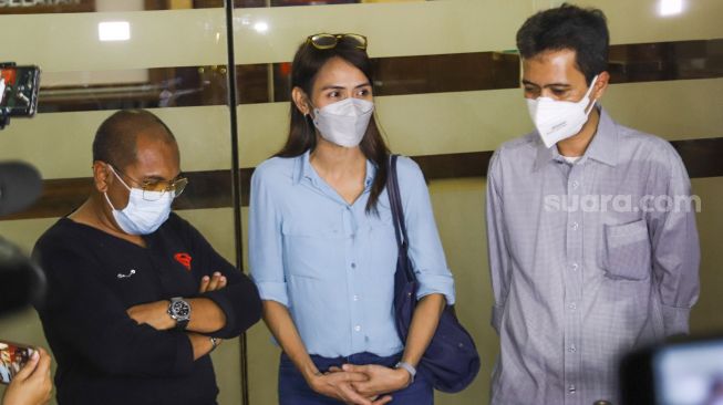 Wenny Ariani menemui awak media usai menjalani pemeriksaan di Polres Metro Jakarta Selatan, Senin (6/9/2021). [Suara.com/Alfian Winanto]