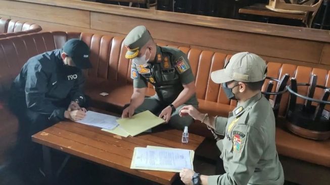 Ratusan Pengunjung Holywings Tebet Bubar Usai Didatangi Sosok Ini