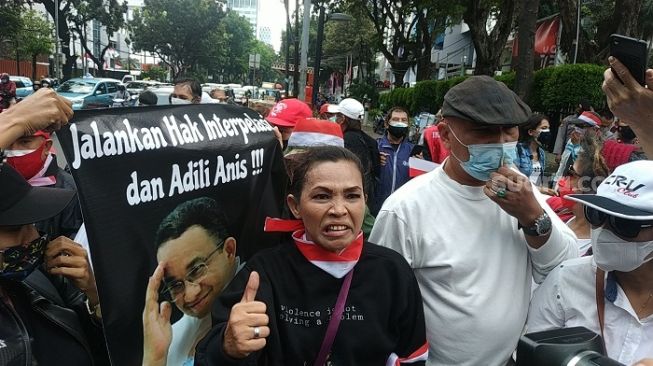 Para pendemo dukung Interpelasi Gubernur Anies Baswedan di kantor DPRD DKI dibubarkan aparat. (Suara.com/Fakhri)