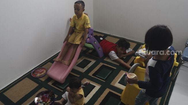 Empat anak bermain di Kampung Susun Akuarium, Penjaringan, Jakarta, Senin (6/9/2021). [Suara.com/Angga Budhiyanto]