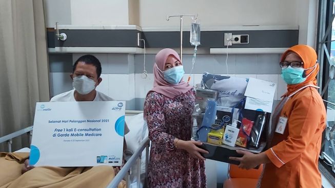 Asuransi Astra memberikan bingkisan spesial kepada pelanggan Garda Medika yang sedang sakit diwakili oleh petugas Rumah Sakit agar tetap mematuhi protokol kesehatan yang berlaku [Asuransi Astra]