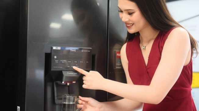 Lemari es LG GC-L22FTQBL, dilengkapi dengan dispenser air dengan teknologi UV Nano. [LG Electronics Indonesia]