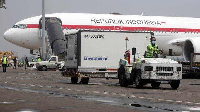 Pekerja cargo melakukan bongkar muat Envirotainer berisi vaksinCOVID-19 Sinovac dari badan pesawat Garuda Indonesia setibanya dari Beijing di Terminal Cargo Bandara Soekarno Hatta, Tangerang, Banten, Senin, (6/9/2021). ANTARA/Muhammad Iqbal
