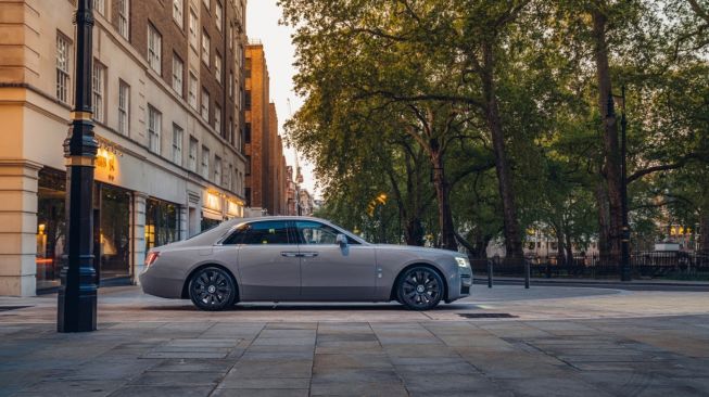 Rolls-Royce Ghost di kawasan sekitar Bond Street dan Regent Street dalam peringatan ulang tahun The Honorary Charles Stewart Rolls [Rolls-Royce Motor Cars].