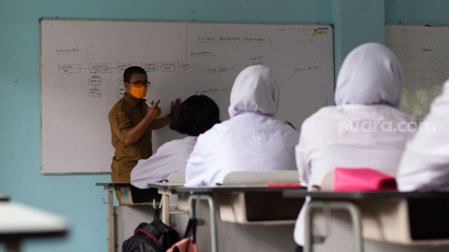 Pembelajaran tatap muka di SMKN 12 Kabupaten Tangerang, Senin (6/9).  [Suara.com/ Hilal Rauda Fiqry]