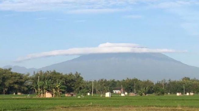 Fenomena Awan Bertopi Sering Muncul di Gunung Lawu, Ini Penjelasannya Versi BMKG