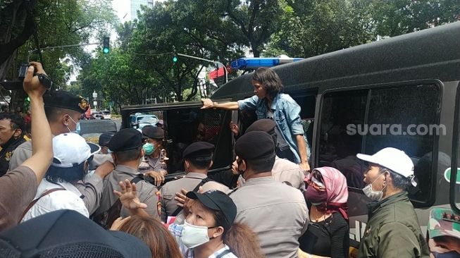 Ricuh saat Geruduk DPRD, Demo Dukung Interpelasi Anies Dibubarkan Polisi