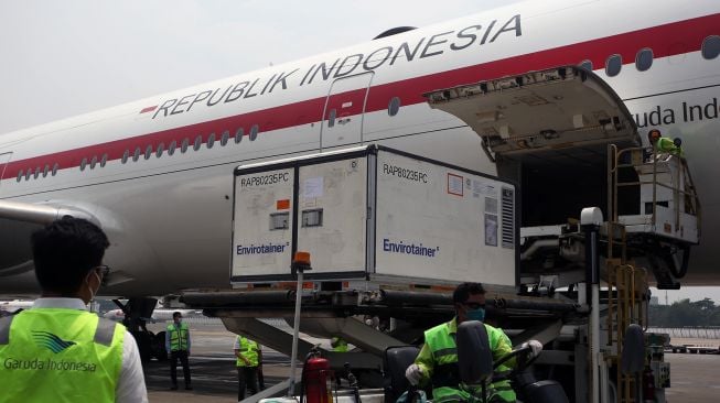 Pekerja cargo melakukan bongkar muat Envirotainer berisi vaksinCOVID-19 Sinovac dari badan pesawat Garuda Indonesia setibanya dari Beijing di Terminal Cargo Bandara Soekarno Hatta, Tangerang, Banten, Senin, (6/9/2021). ANTARA/Muhammad Iqbal
