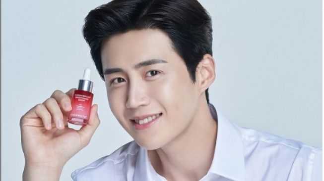 Artis Korea jadi brand ambassador produk Indonesia. [Instagram/everwhiteid]