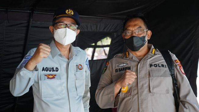 Kepala Jasa Raharja Cabang DI Yogyakarta Agus Doto Pitono bersama Kabiddokkes Polda DIY Kombes Pol Is Sarifin meninjau Program Vaksinasi JRku di Halaman Kantor Kabiddokes Polda DIY, Sabtu (4/9/2021). - (SuaraJogja.id/HO-Jasa Raharja)