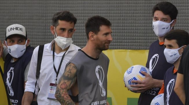 Lionel Messi Pakai Rompi Fotografer saat Laga Brasil vs Argentina Dihentikan