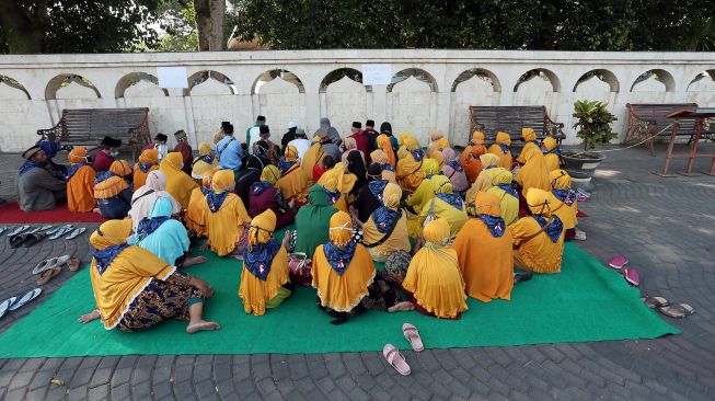 Peziarah memanjatkan doa di depan pagar di Kawasan Makam Presiden Soekarno di Kota Blitar, Jawa Timur, Senin (6/9/2021).  ANTARA FOTO/Irfan Anshori