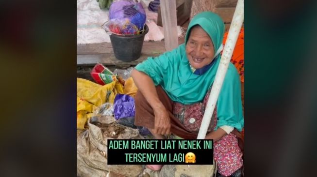 Nenek penjual ubi ketiduran sambil bawa payung (tiktok)