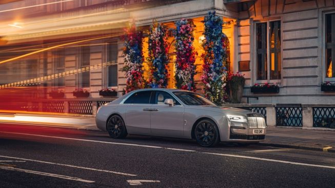 Rolls-Royce Ghost melintasi kawasan Mayfair dalam peringatan ulang tahun The Honorary Charles Stewart Rolls [Rolls-Royce Motor Cars].