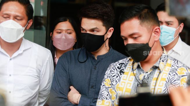 Aktor Jonathan Frizzy menemui awak media usai membuat laporan di Polres Metro Jakarta Selatan, Senin (6/9/2021). [Suara.com/Alfian Winanto]