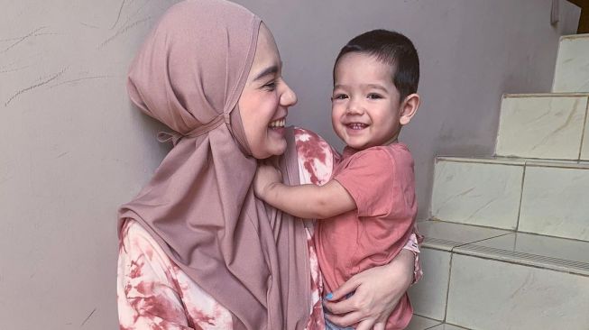 Potret Putri Anne kembaran baju dengan anak. (Instagram/putriannesaloka)