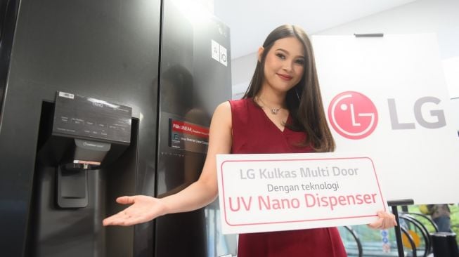 Lemari es LG GC-L22FTQBL, dilengkapi dengan dispenser air dengan teknologi UV Nano. [LG Electronics Indonesia]