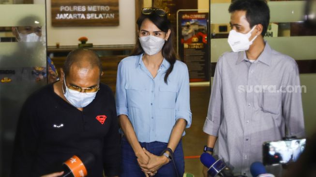 Wenny Ariani menemui awak media usai menjalani pemeriksaan di Polres Metro Jakarta Selatan, Senin (6/9/2021). [Suara.com/Alfian Winanto]