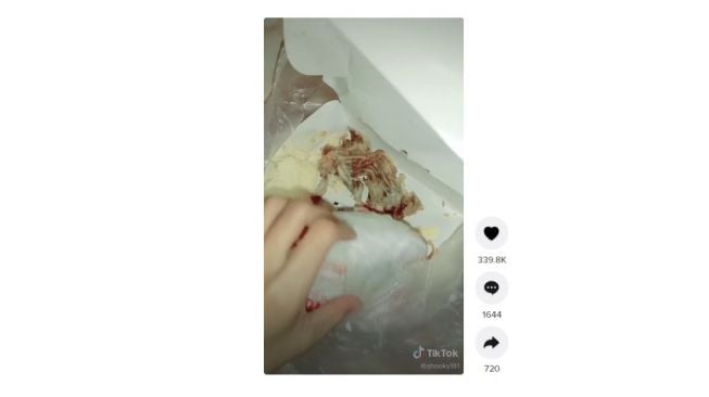 Tunanetra ini diberi tulang ayam oleh orang tak dikenal. [TikTok]