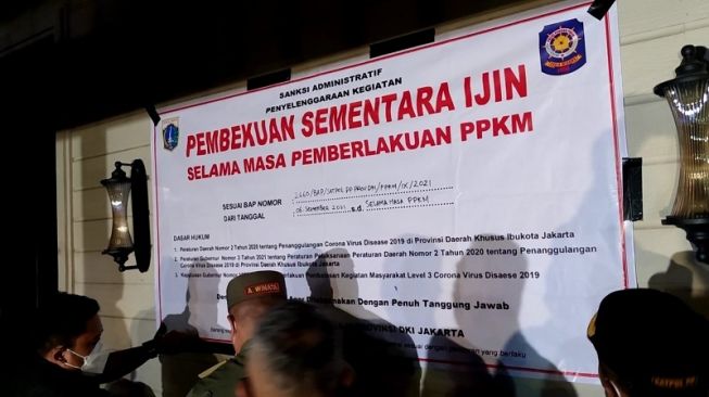 Holywings Tavern, Kemang, Jakarta Selatan resmi dibekukan izin usahanya selama masa PPKM. (Dok. Satpol PP)