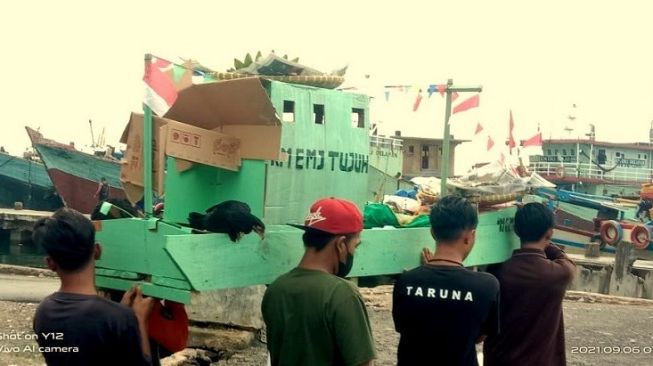 Sebulan Hilangnya KN EMJ Tujuh, Nelayan Bandar Lampung Gelar Larung Laut dan Doa Bersama